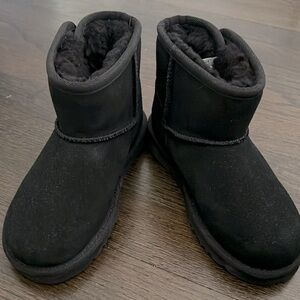Ugg toddler boots black size 11.